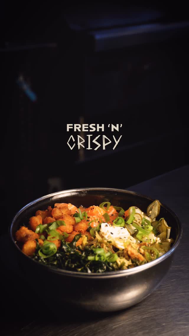Fresh n Crispy Poke na tigela de inox, com cubos de crispy de tilápia, salmão, cebolinha e cream cheese