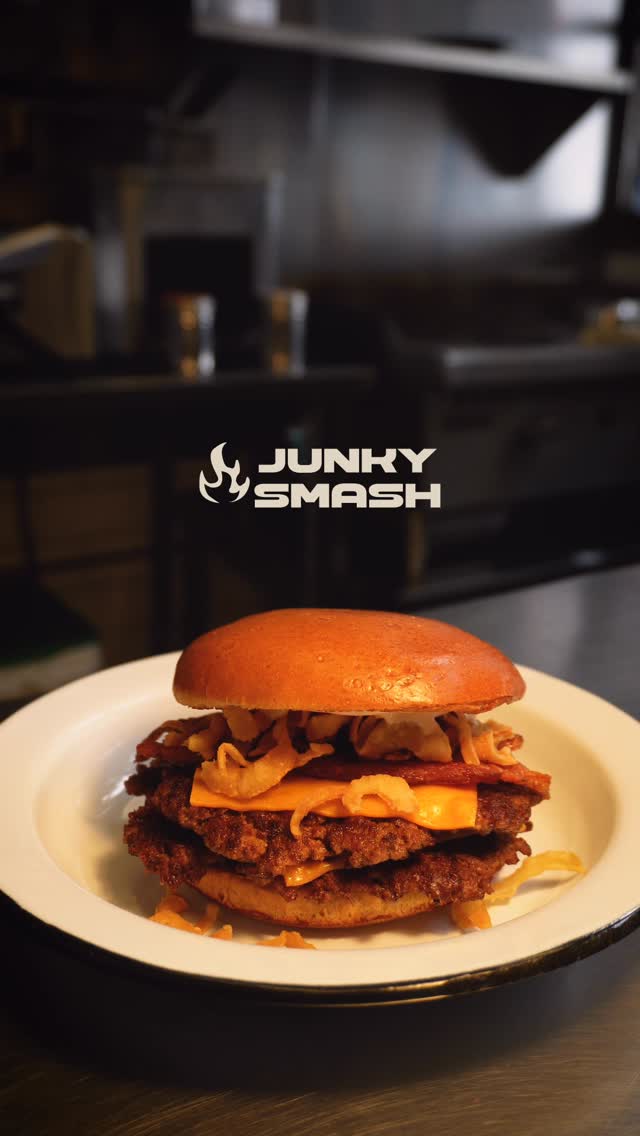 Junky Smash: dois smash, cheddar, bacon e crispy de cebola no prato de ágata branco