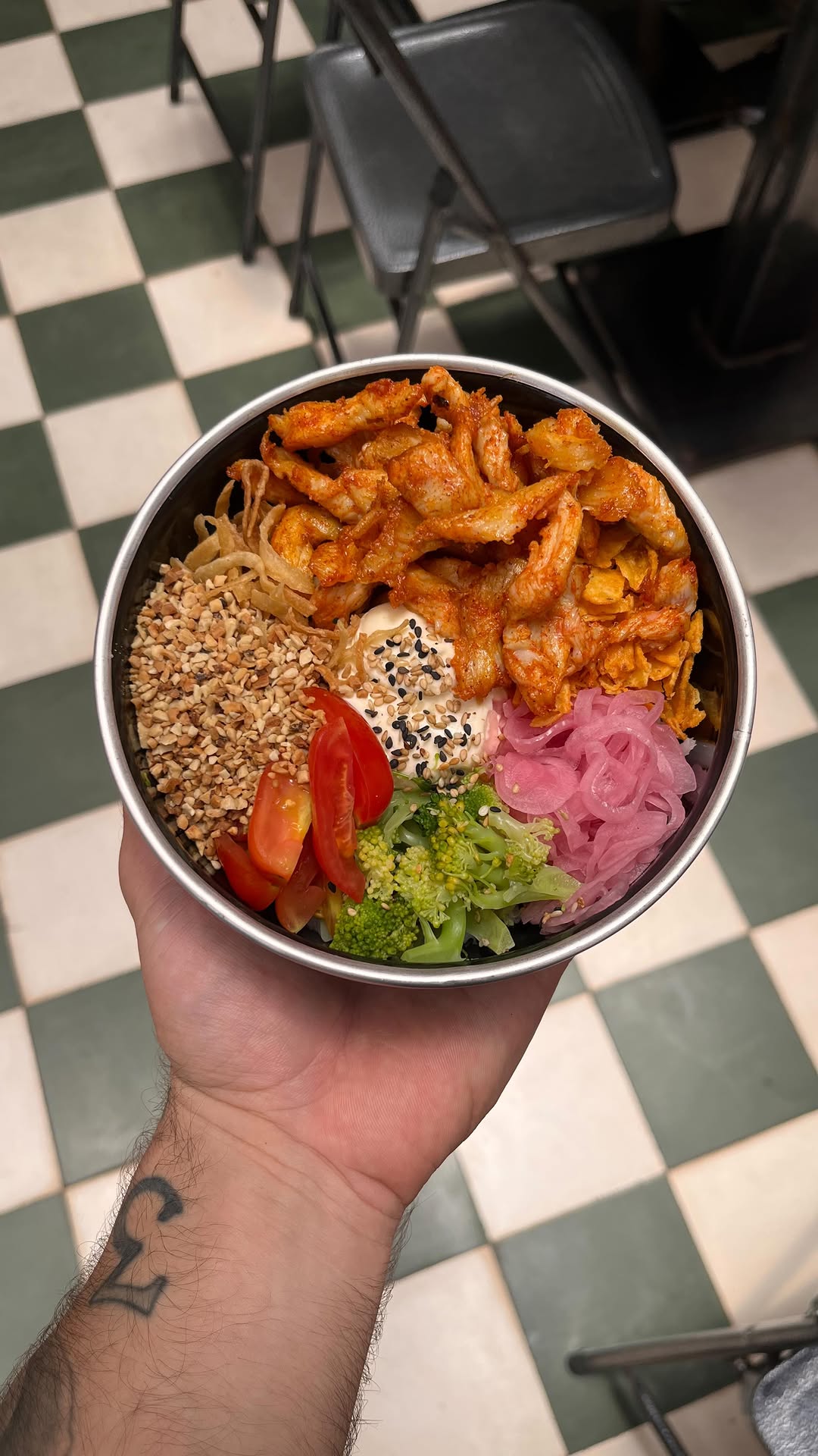 Grilled Chicken Bowl visto de cima: frango, castanhas, cream cheese, brócolis, tomate e picles de cebola roxa