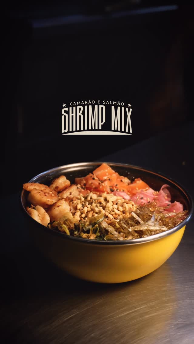 Shrimp Salmon Mix na tigela amarela: camarão grelhado, salmão, castanhas, picles de cebola roxa e crispy de alho-poró