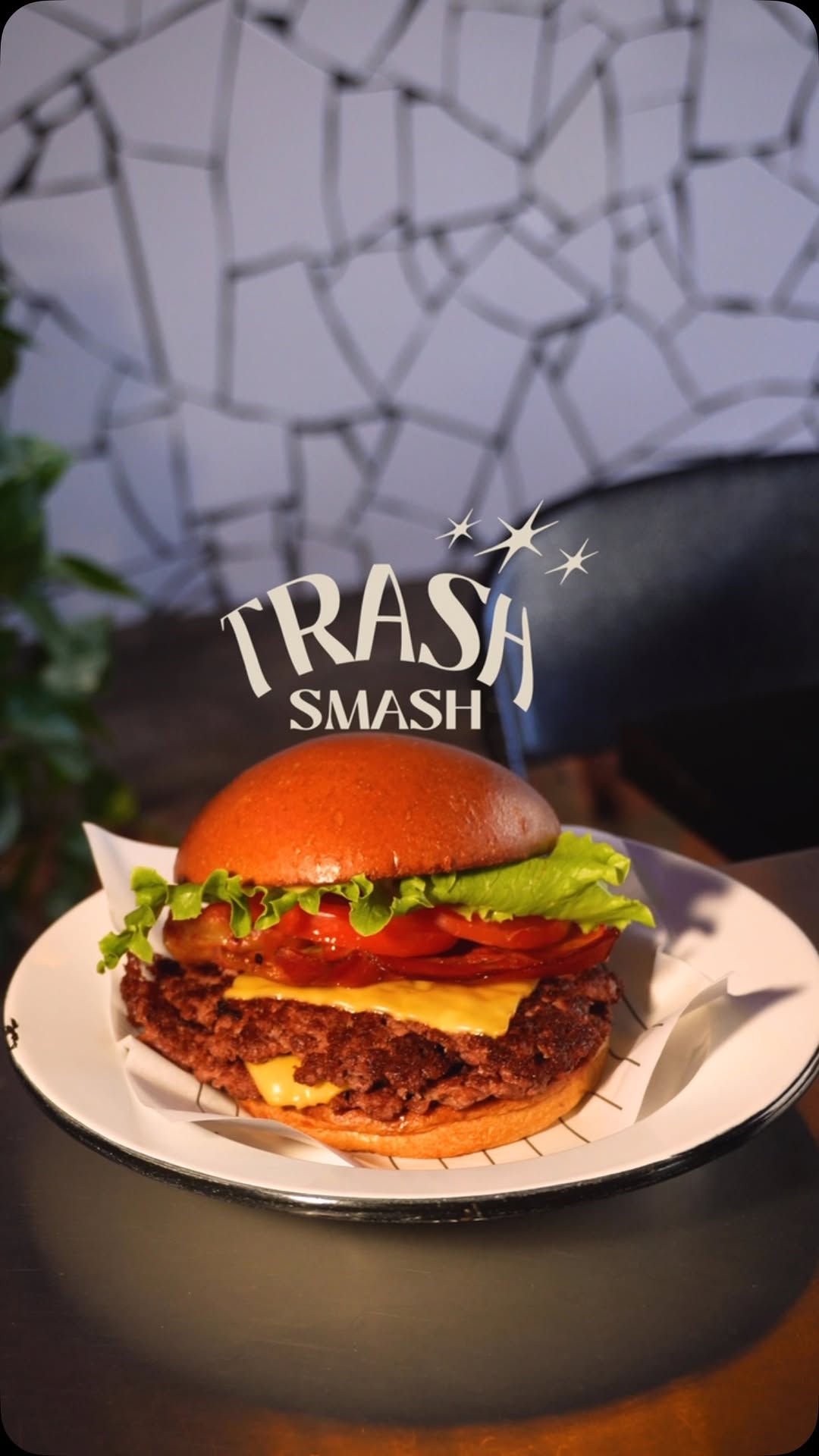 Trash Smash no prato de ágata branco: pão brioche, alface, tomate, bacon, dois smash e queijo
