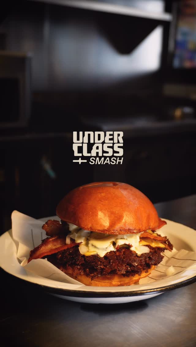 Underclass Smash no prato de ágata branco: bacon, picles e cebola branca